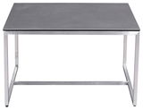 Moderner Beistelltisch mit rechteckiger, dunkler Tischplatte und silbernem Metallgestell, Frontalansicht.