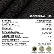 Graues Flachgewebe-Stoffdetail (100% PES) mit Spezifikationen: 500.000 Scheuertouren, Abriebfestigkeit 4–5, Pillingfestigkeit 4, Pflegehinweise sowie OEKO-TEX Standard 100, REACH conform und Easy Clean; Perspektive: Nahaufnahme/Detailansicht von oben.