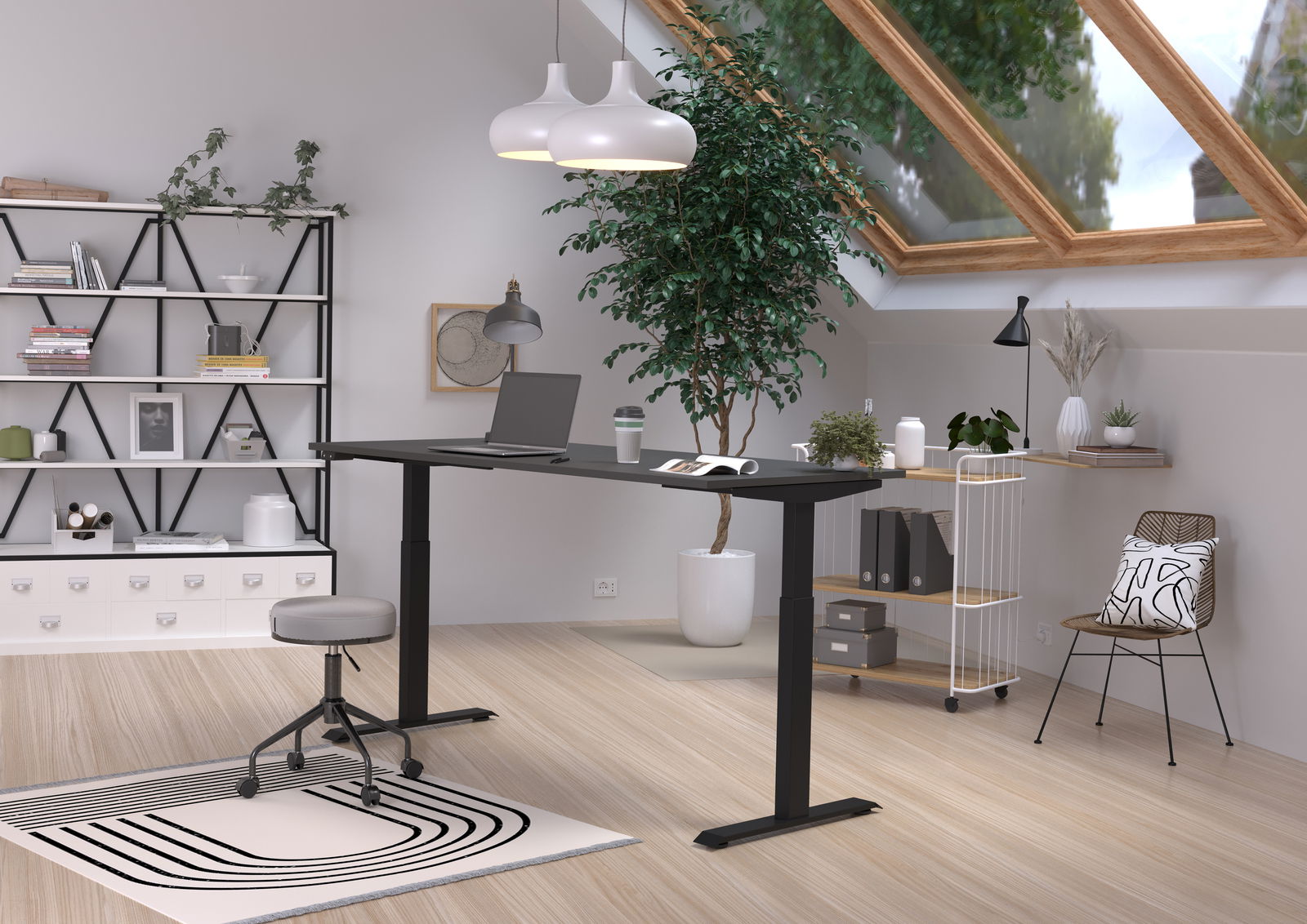 Moderner höhenverstellbarer E-Schreibtisch in einem stilvollen, hellen Raum mit Dachfenster, Pflanzen und minimalistischer Dekoration. Perspektive von schräg vorne.