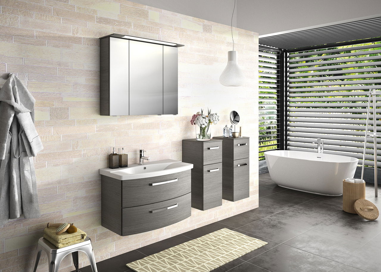 Modernes Badezimmer mit grauem Highboard, Waschtisch und Spiegelschrank, seitliche Perspektive