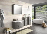 Moderne badkamer met grijs hoogkast, wastafel en spiegelkast, zijaanzicht