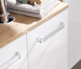 Nahaufnahme eines modernen Waschbeckenunterschranks mit weißer Front und Holzarbeitsplatte, seitliche Perspektive