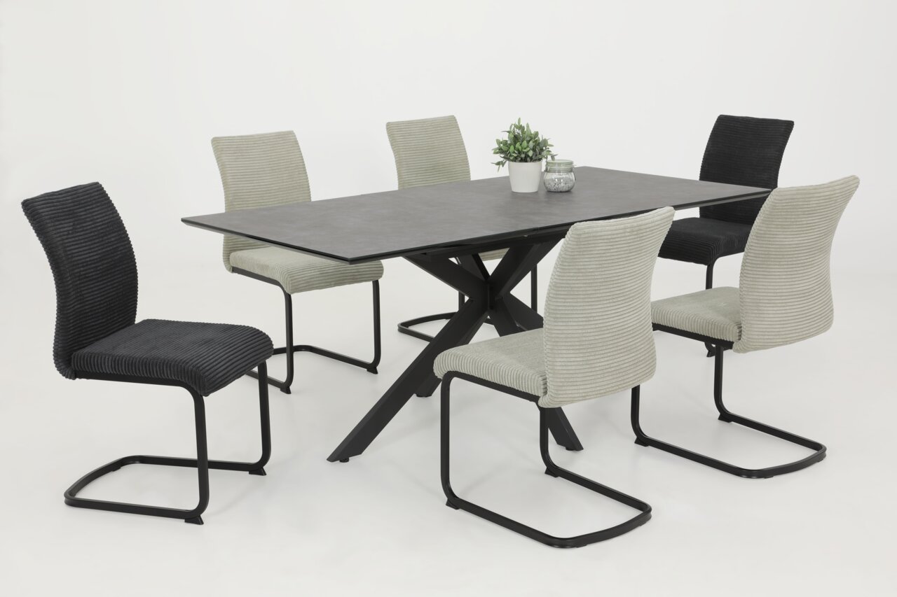 Z2 Schommelstoel FABIA Eetkamer met een moderne tafel en zes draaistoelen in verschillende kleuren, zijaanzicht