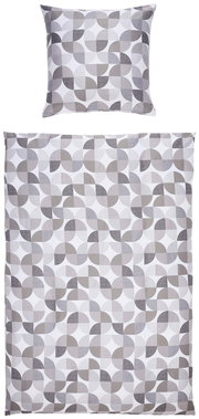 Bettwäsche-Set mit geometrischem Muster in Grau- und Weißtönen, bestehend aus einem Kissenbezug und einem Bettdeckenbezug, aus der Vogelperspektive fotografiert.