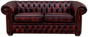 Frontale Ansicht eines klassischen Chesterfield 3-Sitzer Sofas in dunkelrotem Leder mit charakteristischer Knopfheftung und Nietenverzierung.