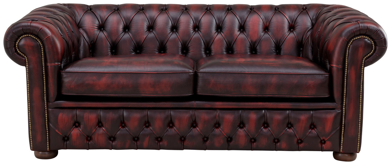 Frontale Ansicht eines klassischen Chesterfield 3-Sitzer Sofas in dunkelrotem Leder mit charakteristischer Knopfheftung und Nietenverzierung.