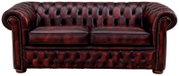 Frontale Ansicht eines klassischen Chesterfield 3-Sitzer Sofas in dunkelrotem Leder mit charakteristischer Knopfheftung und Nietenverzierung.