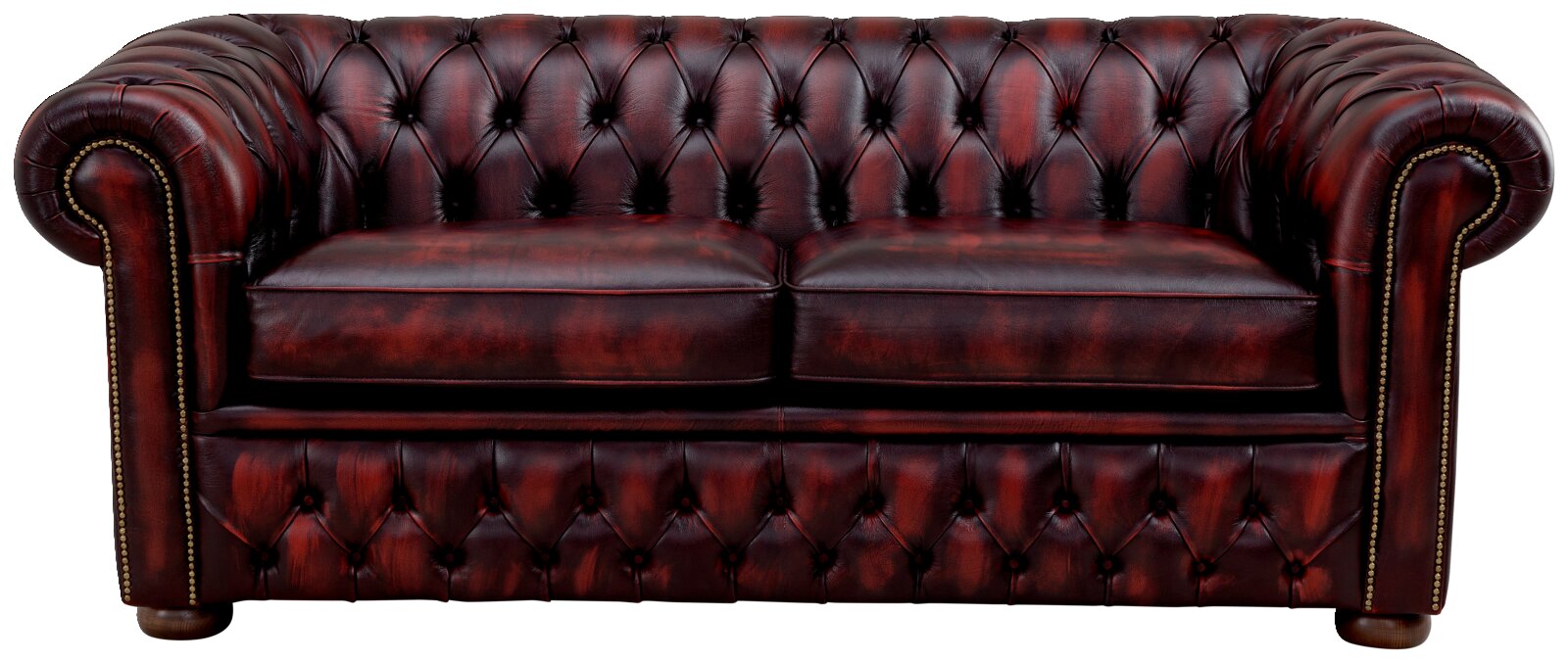 Frontale Ansicht eines klassischen Chesterfield 3-Sitzer Sofas in dunkelrotem Leder mit charakteristischer Knopfheftung und Nietenverzierung.