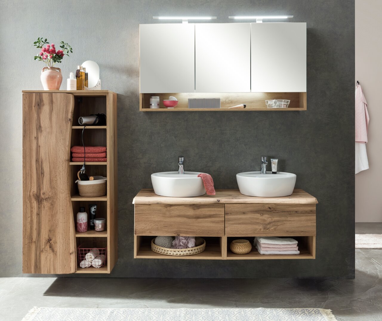 Moderner Spiegelschrank in einem stilvollen Badezimmer mit Holzschränken und Doppelwaschbecken, Frontalansicht.