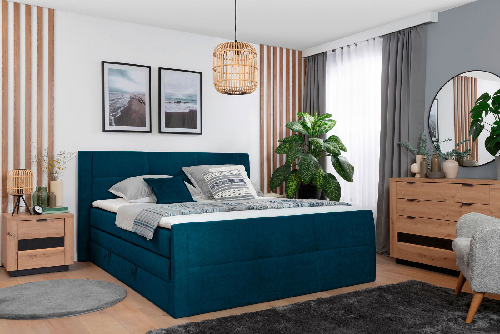 Modernes Boxspringbett 160 in einem stilvoll eingerichteten Schlafzimmer, seitliche Perspektive.