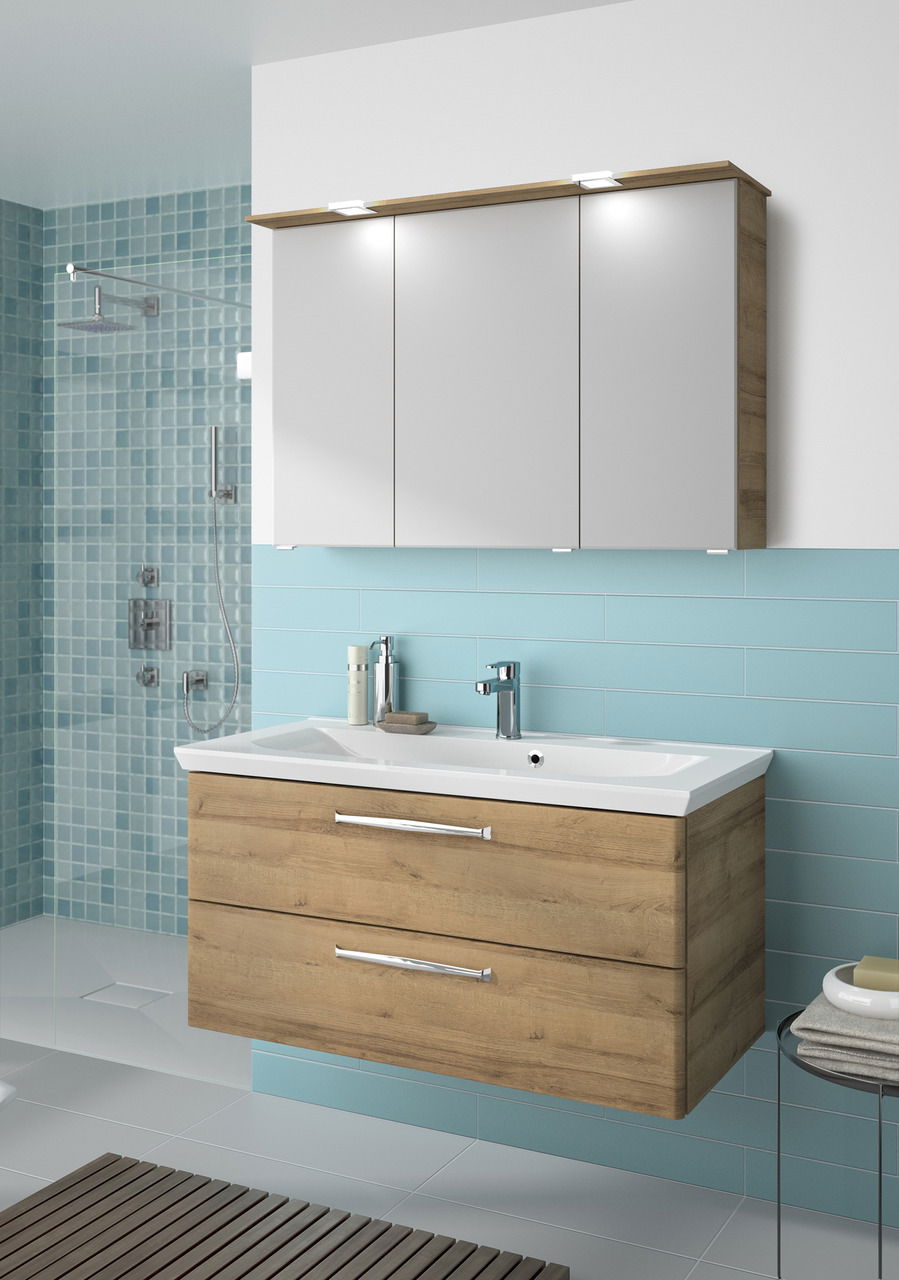 Moderner Badblock mit Holzoptik und weißem Waschbecken, frontal betrachtet