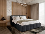 Modernes Polsterbettgestell in einem stilvollen Schlafzimmer, seitliche Perspektive.