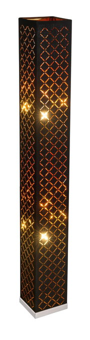 Houten staande lamp met geometrisch patroon en warm licht, zijaanzicht