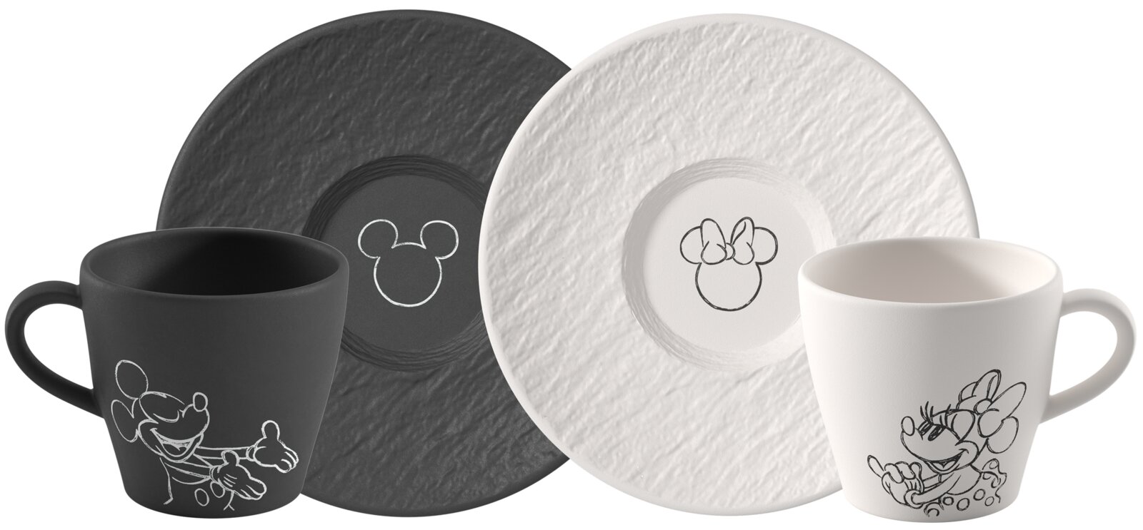 Zwei Espressotassen mit passenden Untertassen in Schwarz und Weiß, mit Mickey- und Minnie-Mouse-Illustrationen, in schräger Frontansicht vor weißem Hintergrund