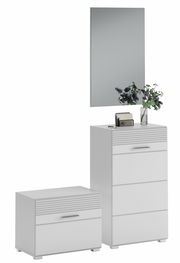 Garderobenkombination bestehend aus einem hohen Schrank mit Schubladen und einem Spiegel, sowie einem niedrigeren Schrank, frontal betrachtet.