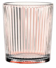 Transparentes Glas mit vertikalen Rillen, seitliche Perspektive