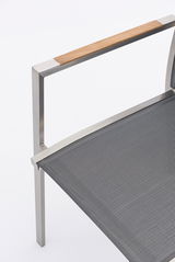 Nahaufnahme eines Stapelsessels mit Metallrahmen und Holzarmlehne, seitliche Perspektive.