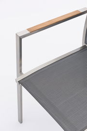 Nahaufnahme eines Stapelsessels mit Metallrahmen und Holzarmlehne, seitliche Perspektive.