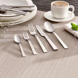 Elegantes, poliertes 60-teiliges Besteckset 'King' in moderner Tischdekoration, seitliche Perspektive.