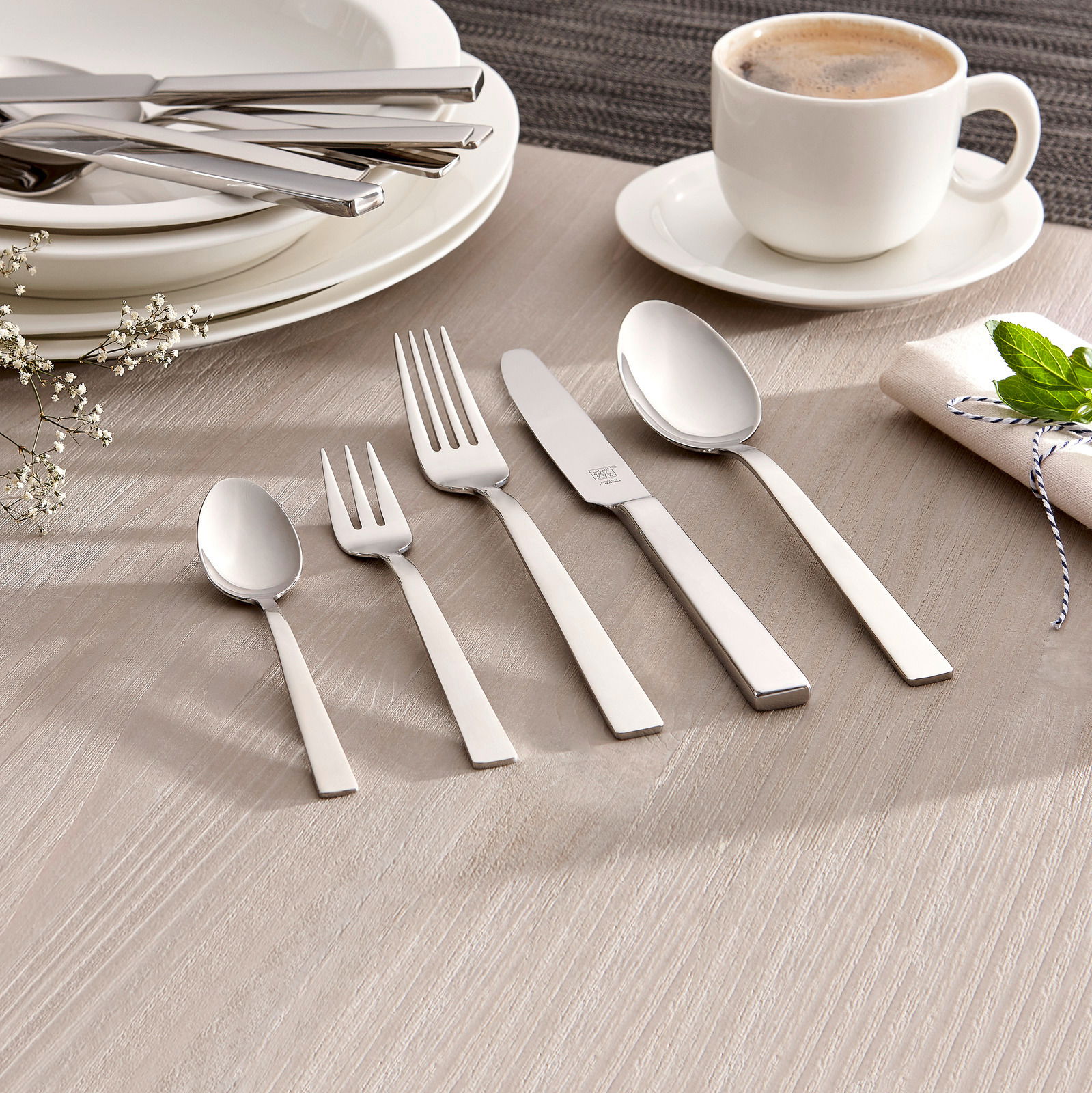 ZWILLING Besteckset 60-tlg. KING Elegantes, poliertes 60-teiliges Besteckset 'King' in moderner Tischdekoration, seitliche Perspektive.