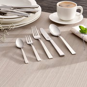Elegantes, poliertes 60-teiliges Besteckset 'King' in moderner Tischdekoration, seitliche Perspektive.