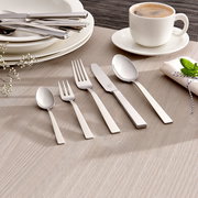 Elegantes, poliertes 60-teiliges Besteckset 'King' in moderner Tischdekoration, seitliche Perspektive.
