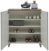 Offener Schuhschrank mit mehreren Regalböden, gefüllt mit Schuhen und einer Aufbewahrungsbox, aus frontaler Perspektive.