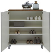 Offener Schuhschrank mit mehreren Regalböden, gefüllt mit Schuhen und einer Aufbewahrungsbox, aus frontaler Perspektive.