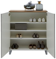 Offener Schuhschrank mit mehreren Regalböden, gefüllt mit Schuhen und einer Aufbewahrungsbox, aus frontaler Perspektive.