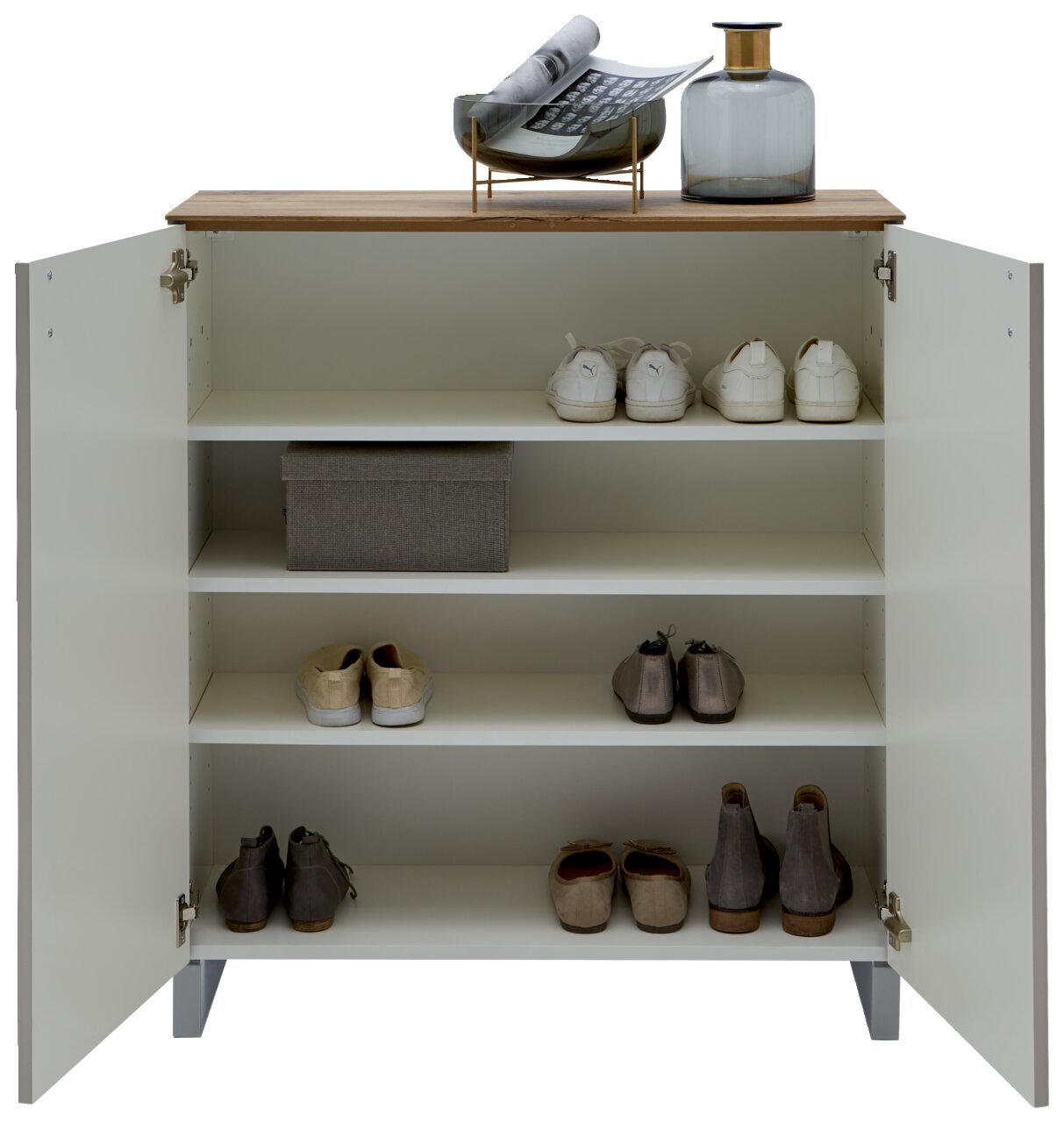 Offener Schuhschrank mit mehreren Regalböden, gefüllt mit Schuhen und einer Aufbewahrungsbox, aus frontaler Perspektive.