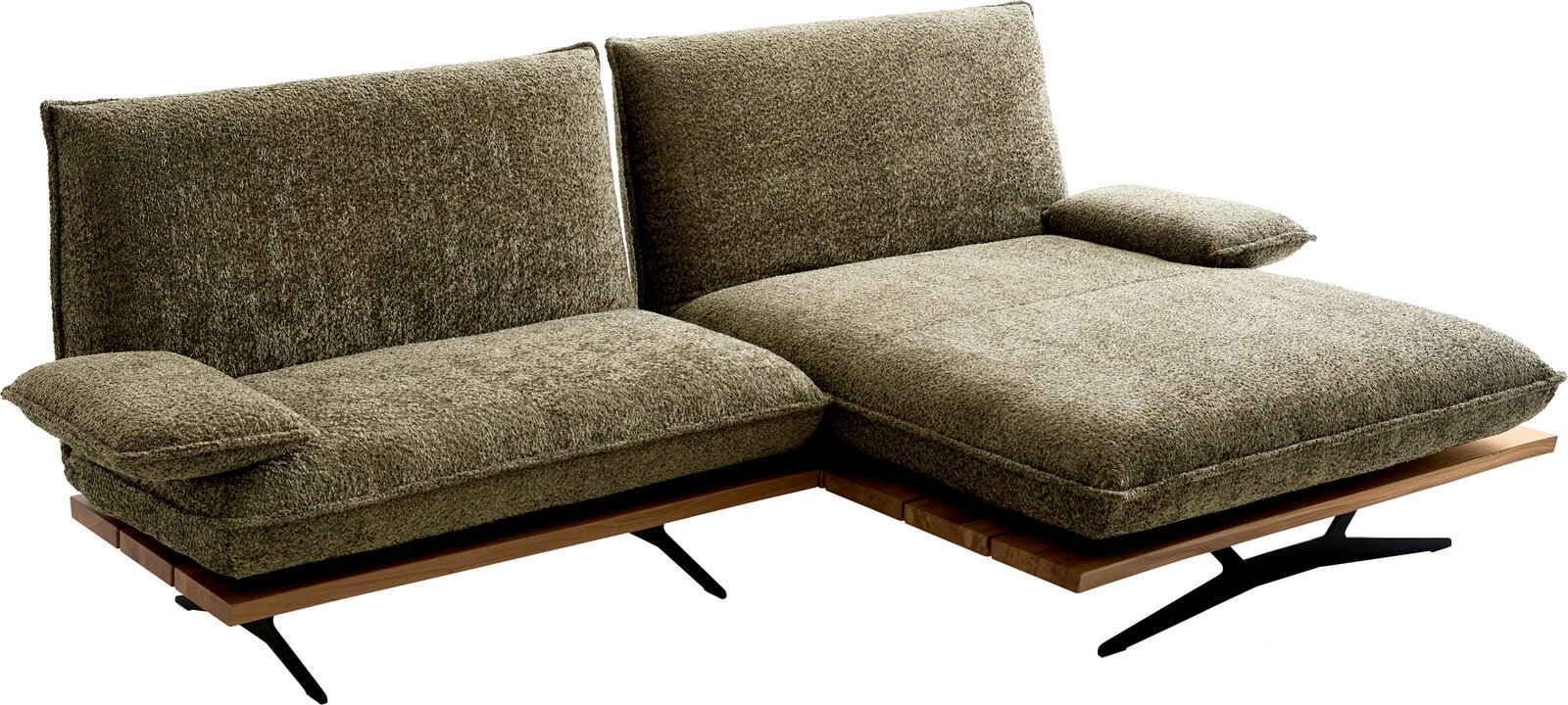 Modernes, niedriges Lounge-Sofa/Daybed mit olivgrünem Stoffbezug, zwei Rückenlehnen und seitlichen Kissen auf Holzplattform mit schwarzen Metallfüßen, schräg von vorne in 3/4-Perspektive freigestellt