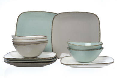 Tafelservice 12-teilig CASA in sanften Pastelltönen, bestehend aus quadratischen Tellern und Schalen, aus seitlicher Perspektive fotografiert.