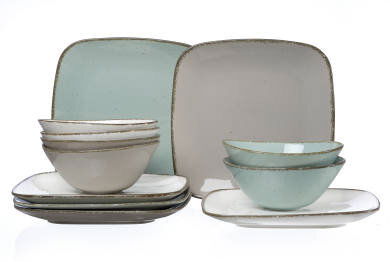 Tafelservice 12-teilig CASA in sanften Pastelltönen, bestehend aus quadratischen Tellern und Schalen, aus seitlicher Perspektive fotografiert.