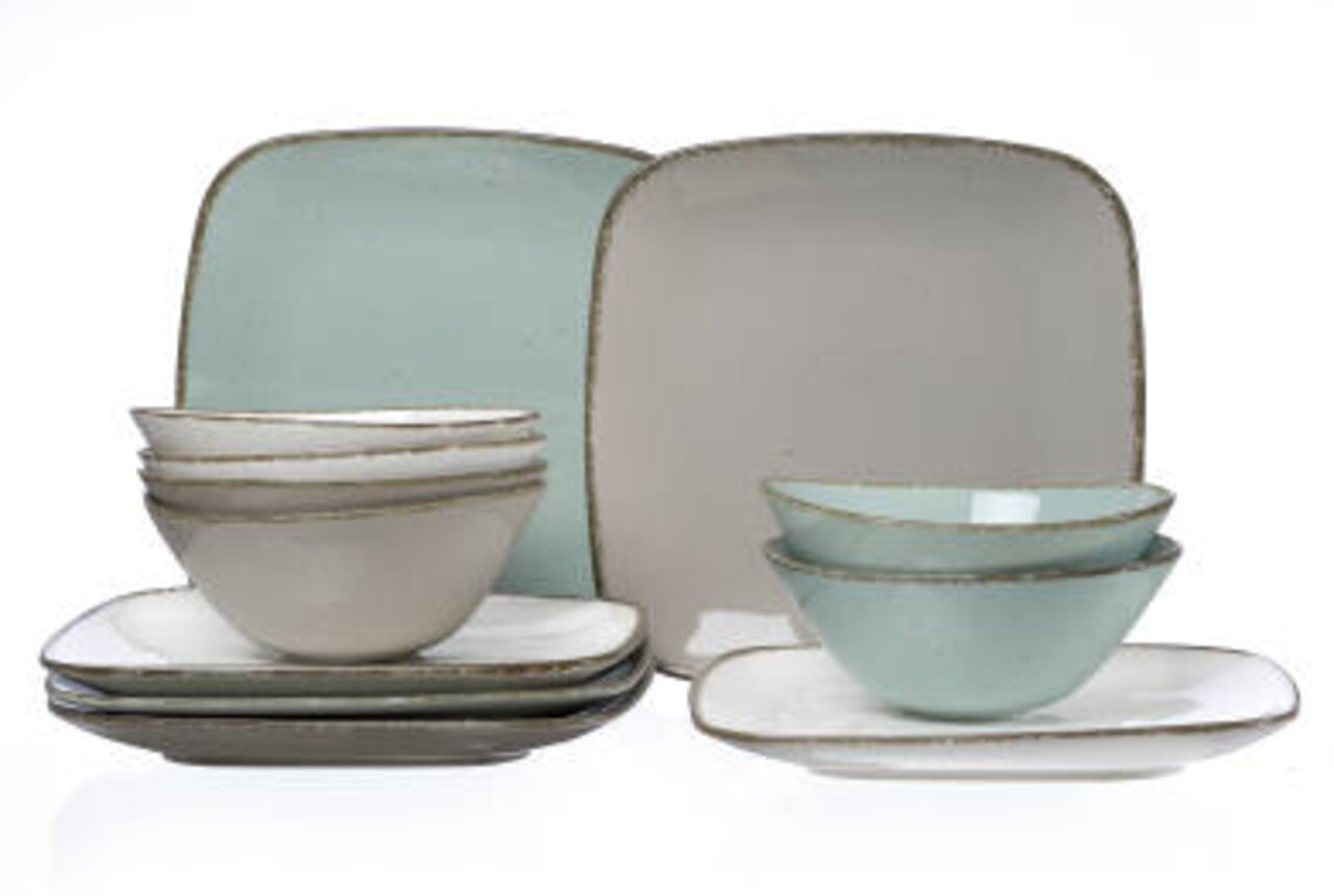 Tafelservice 12-teilig CASA in sanften Pastelltönen, bestehend aus quadratischen Tellern und Schalen, aus seitlicher Perspektive fotografiert.