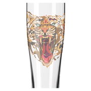 Weizenbierglas mit einem kunstvollen Tigerdesign, Frontalansicht