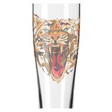 Weizenbierglas mit einem kunstvollen Tigerdesign, Frontalansicht