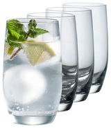 Vier elegante Gläser in Tulpenform, das vorderste gefüllt mit einem erfrischenden Getränk, Eiswürfeln, Limettenscheibe und Minzblättern, seitliche Perspektive.