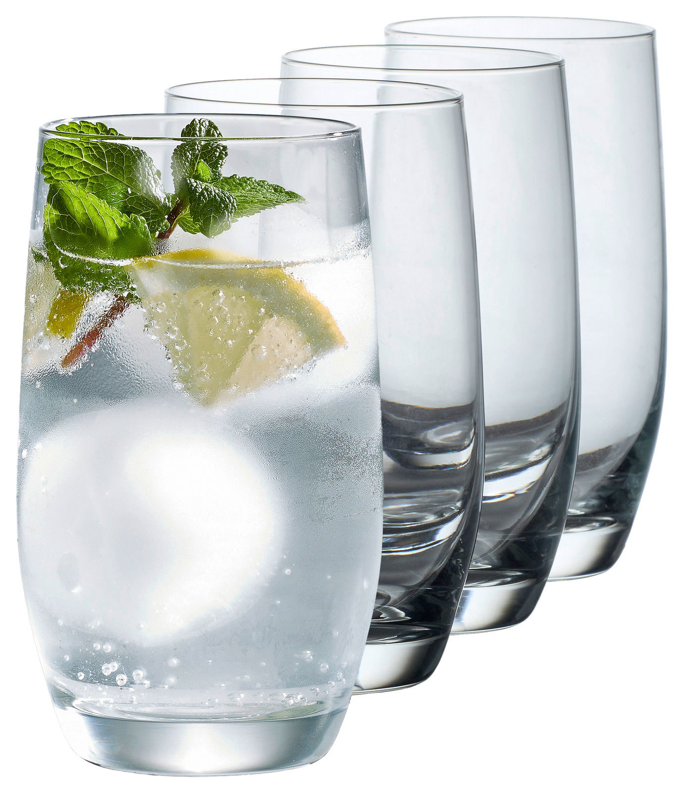 Vier elegante Gläser in Tulpenform, das vorderste gefüllt mit einem erfrischenden Getränk, Eiswürfeln, Limettenscheibe und Minzblättern, seitliche Perspektive.