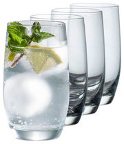 Vier elegante Gläser in Tulpenform, das vorderste gefüllt mit einem erfrischenden Getränk, Eiswürfeln, Limettenscheibe und Minzblättern, seitliche Perspektive.