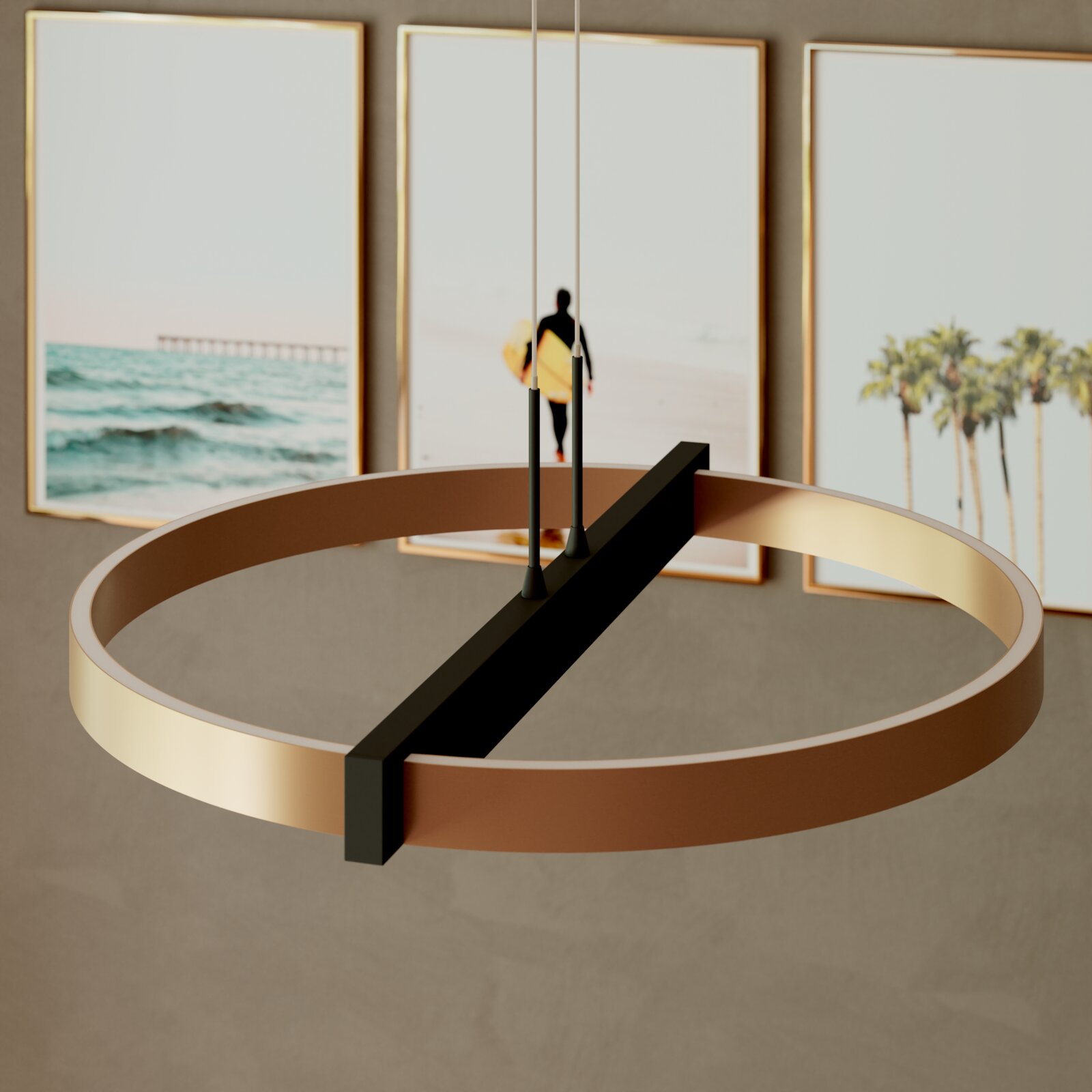 Moderne ronde hanglamp met goudkleurige ring en zwarte dwarsbalk, van schuin onderen gezien tegen een wand met strandposters.