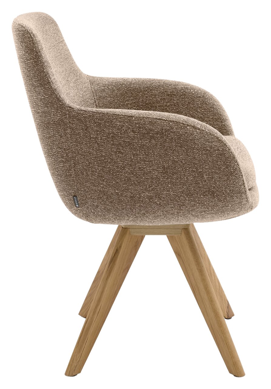 Zijaanzicht van een moderne fauteuil met bruine stoffen bekleding en houten poten.