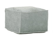 Hellgrauer, würfelförmiger Sitzpouf aus Stoff mit Paspelkante, freigestellt auf weißem Hintergrund, in schräger Vorderansicht (3/4-Perspektive)