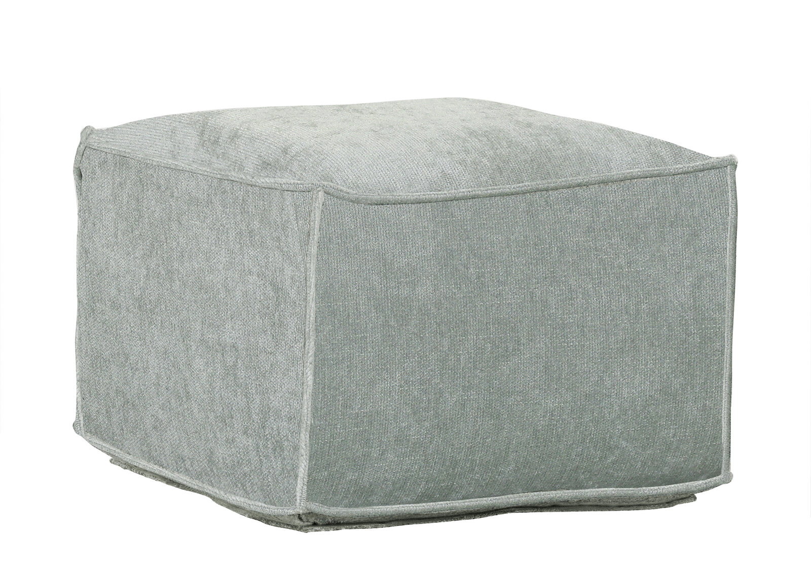 Hellgrauer, würfelförmiger Sitzpouf aus Stoff mit Paspelkante, freigestellt auf weißem Hintergrund, in schräger Vorderansicht (3/4-Perspektive)