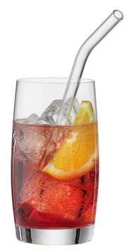 Nahaufnahme eines gebogenen Trinkhalms in einem Glas mit rotem Getränk, Eiswürfeln und einer Orangenscheibe.