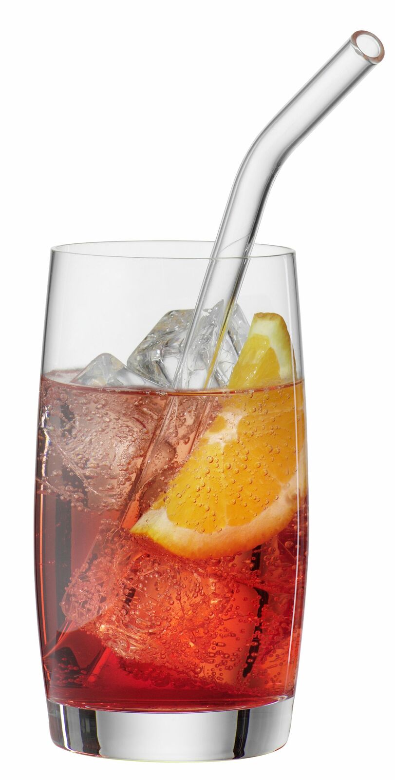 Nahaufnahme eines gebogenen Trinkhalms in einem Glas mit rotem Getränk, Eiswürfeln und einer Orangenscheibe.