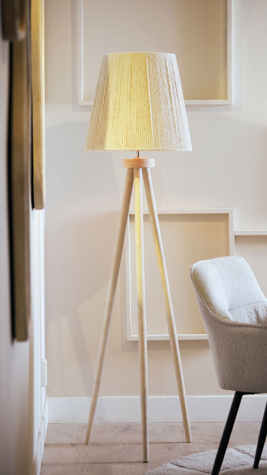 Stehleuchte mit dreibeinigem Holzgestell und textilbespanntem Lampenschirm, seitliche Perspektive