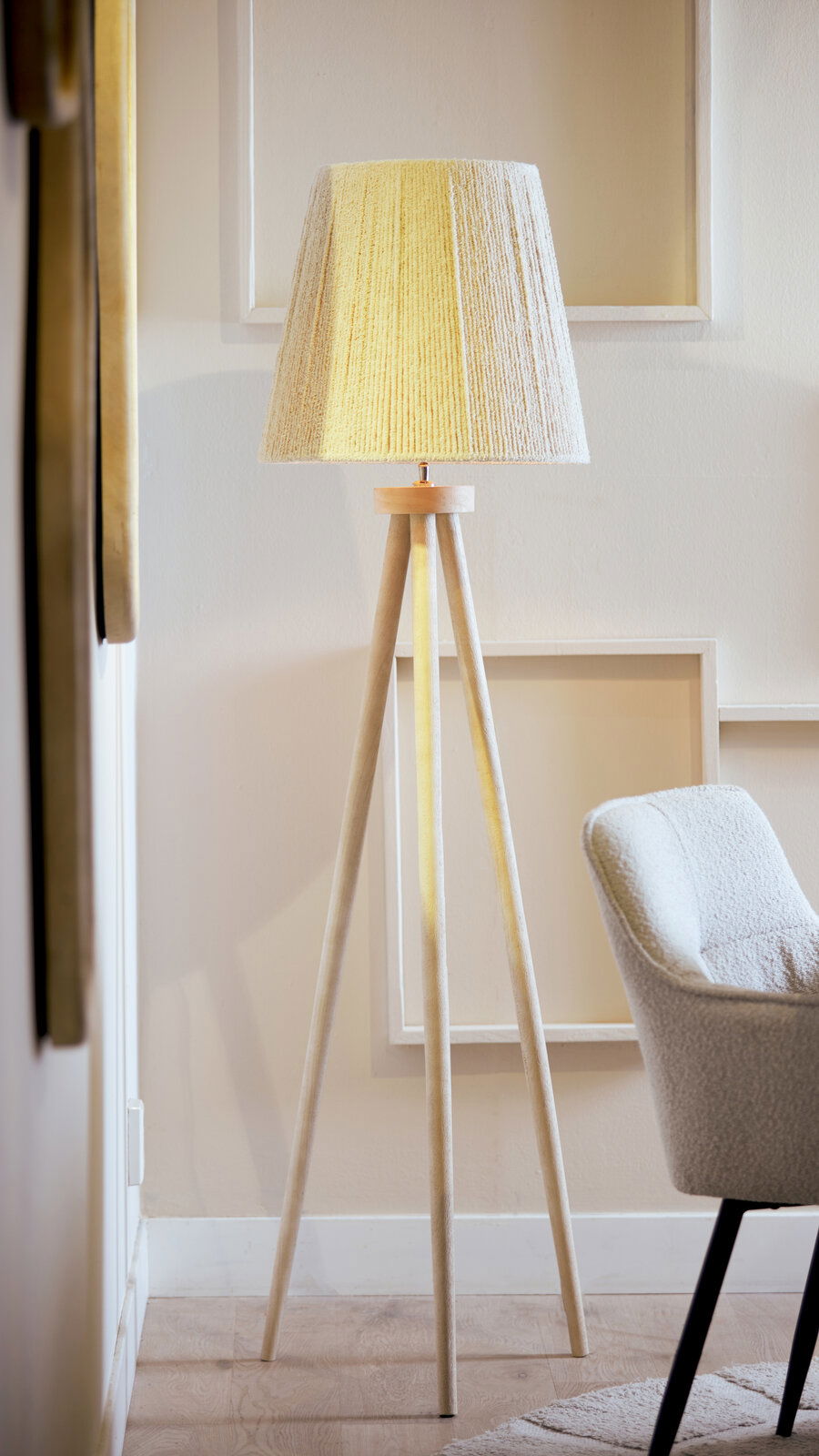 Light&Living Stehleuchte ILIAS Stehleuchte mit dreibeinigem Holzgestell und textilbespanntem Lampenschirm, seitliche Perspektive