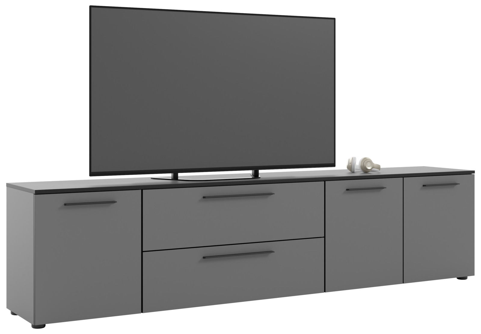 Graues XL-TV-Lowboard mit mehreren Schubladen und Türen, darauf steht ein großer Fernseher und ein Paar Kopfhörer, seitliche Perspektive.