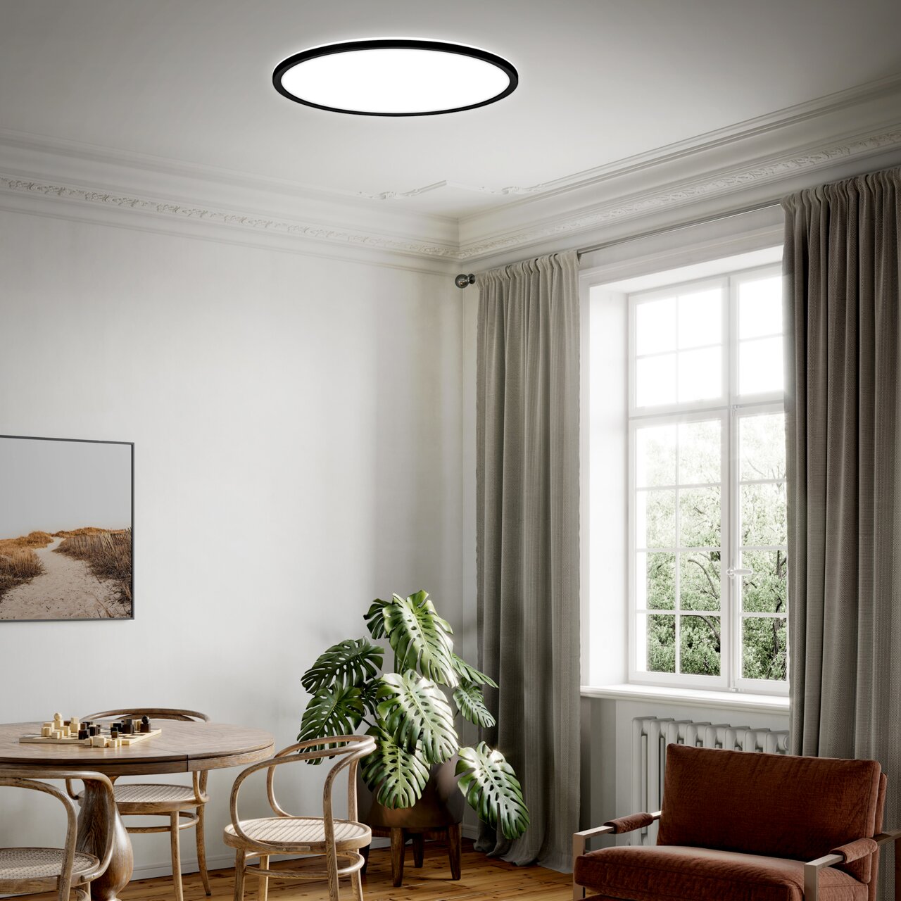 Moderne LED-Deckenleuchte in einem stilvoll eingerichteten Wohnzimmer, aus der Perspektive von unten betrachtet.
