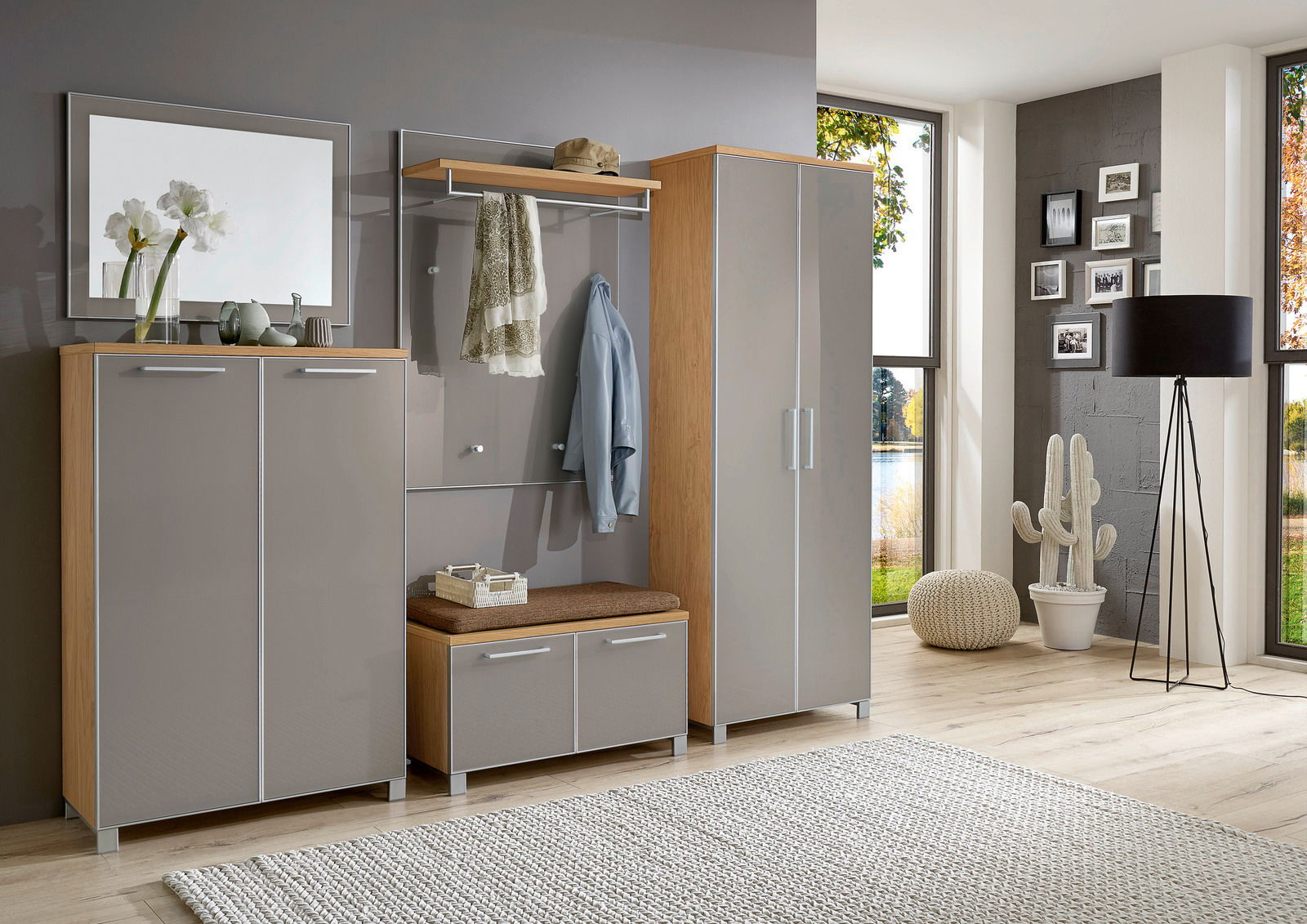 VOSS Garderoben-Set 6-tlg. SANTINA Modernes Garderoben-Set in Holzoptik mit grauen Fronten, bestehend aus Schrank, Spiegel, Sitzbank und Hakenleiste, seitliche Perspektive.